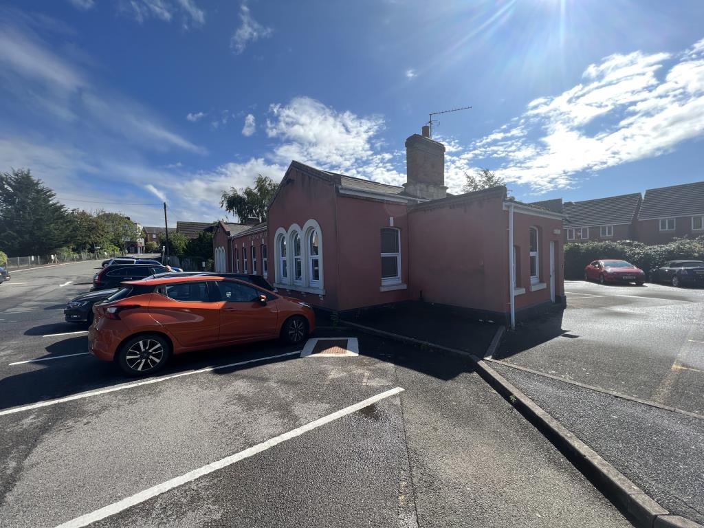 Lot: 96 - OFFICES PREMISES AND PARKING WITH POTENTIAL -